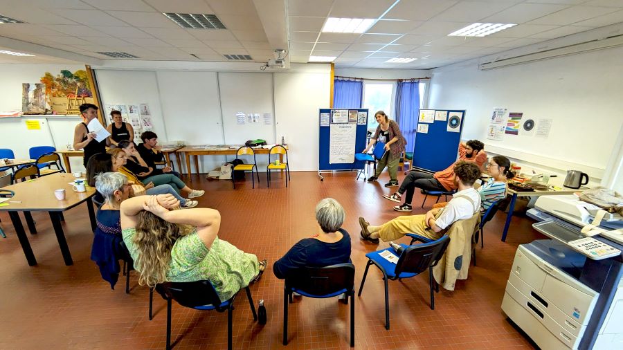 Photo de l'équipe de salariés en compagnie des animatrices de l'association "La Scie est Gouine"