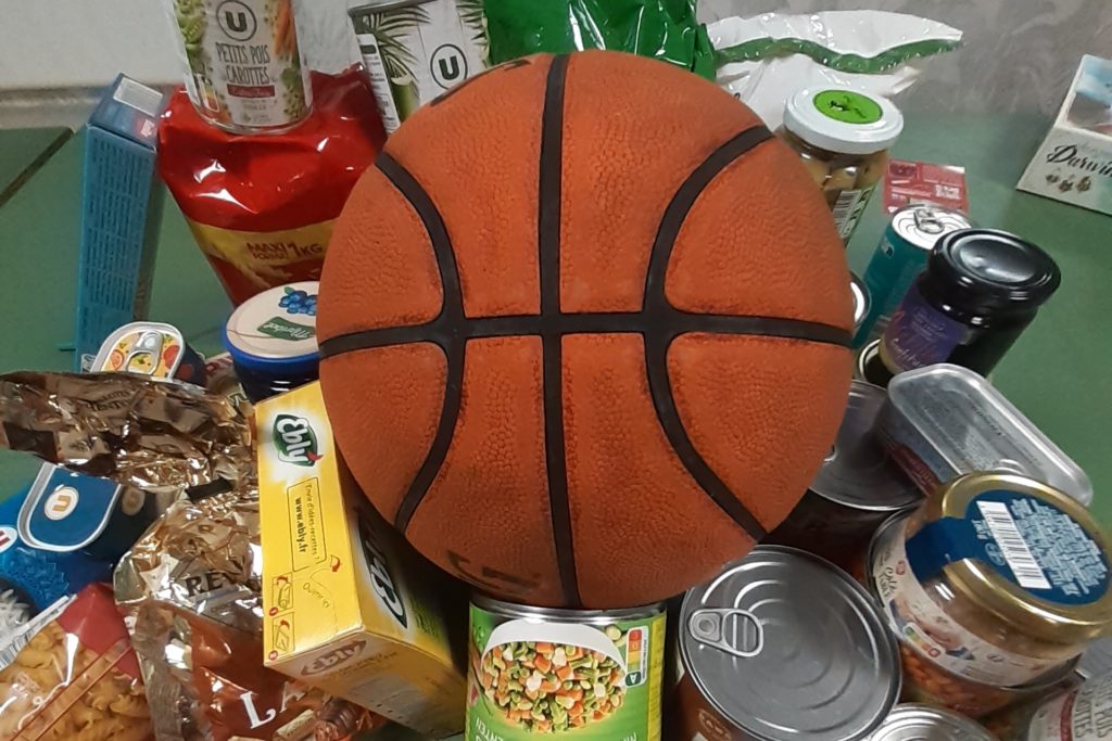 Photo des denrées alimentaires récoltées lors de la journée de sport solidaire.